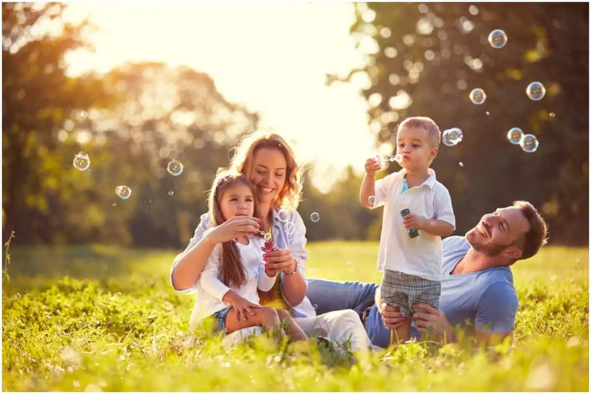 Love your family. Ребенок в семье. Счастливый ребенок с родителями. Счастливая семья. Семья на природе.